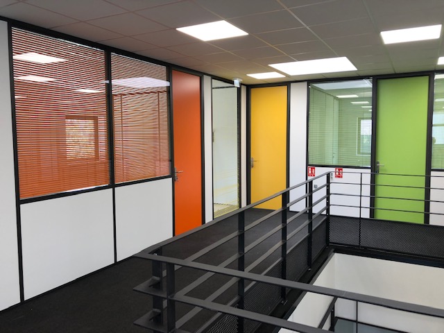 aménager une mezzanine métallique avec des cloisons de couleur : exemple de réalisation GBG Concept